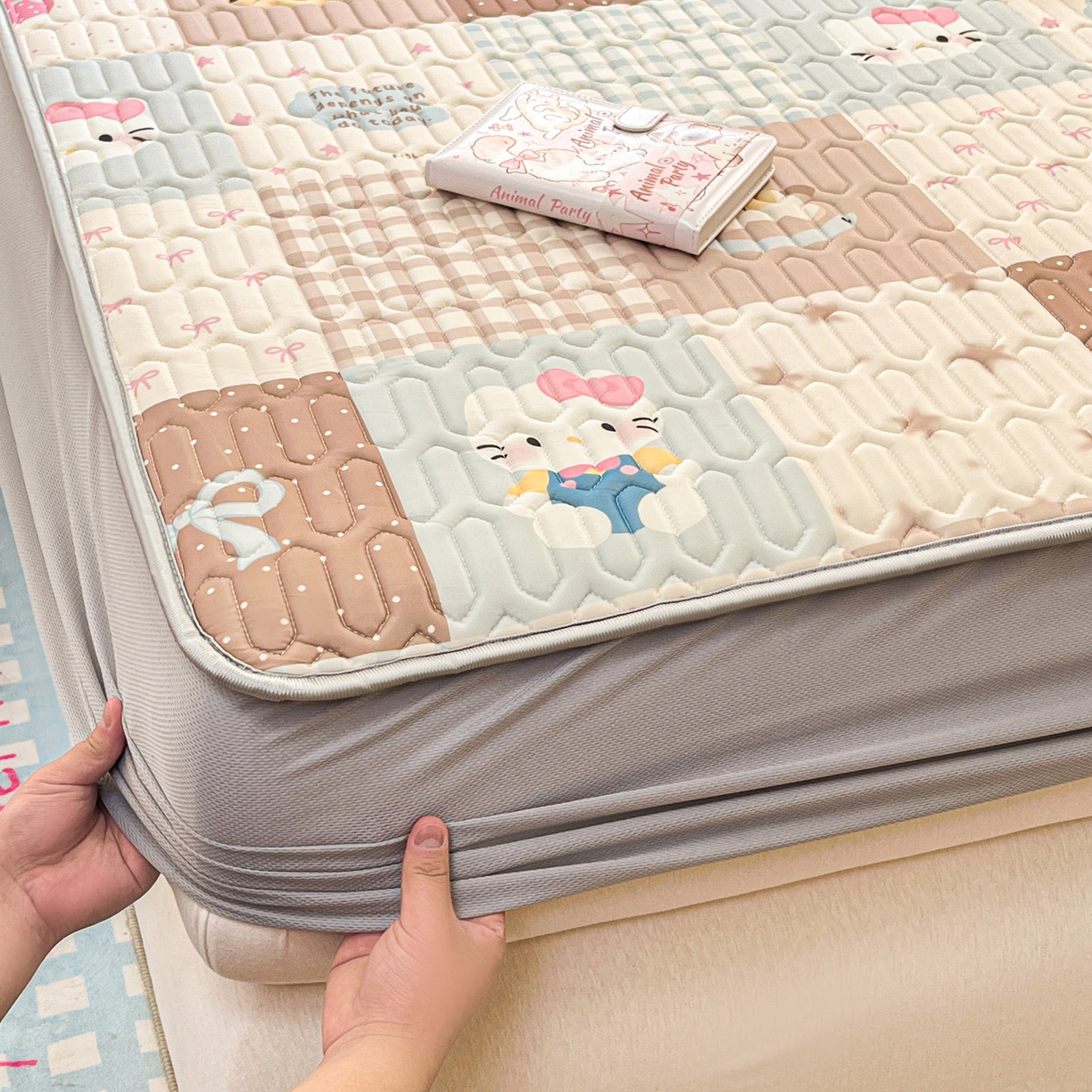 91家纺网 家纺一手货源 找家纺 摩妮卡 2026春夏新款凉感丝印花小清新乳胶凉席席子床笠款三件套 可爱甜心