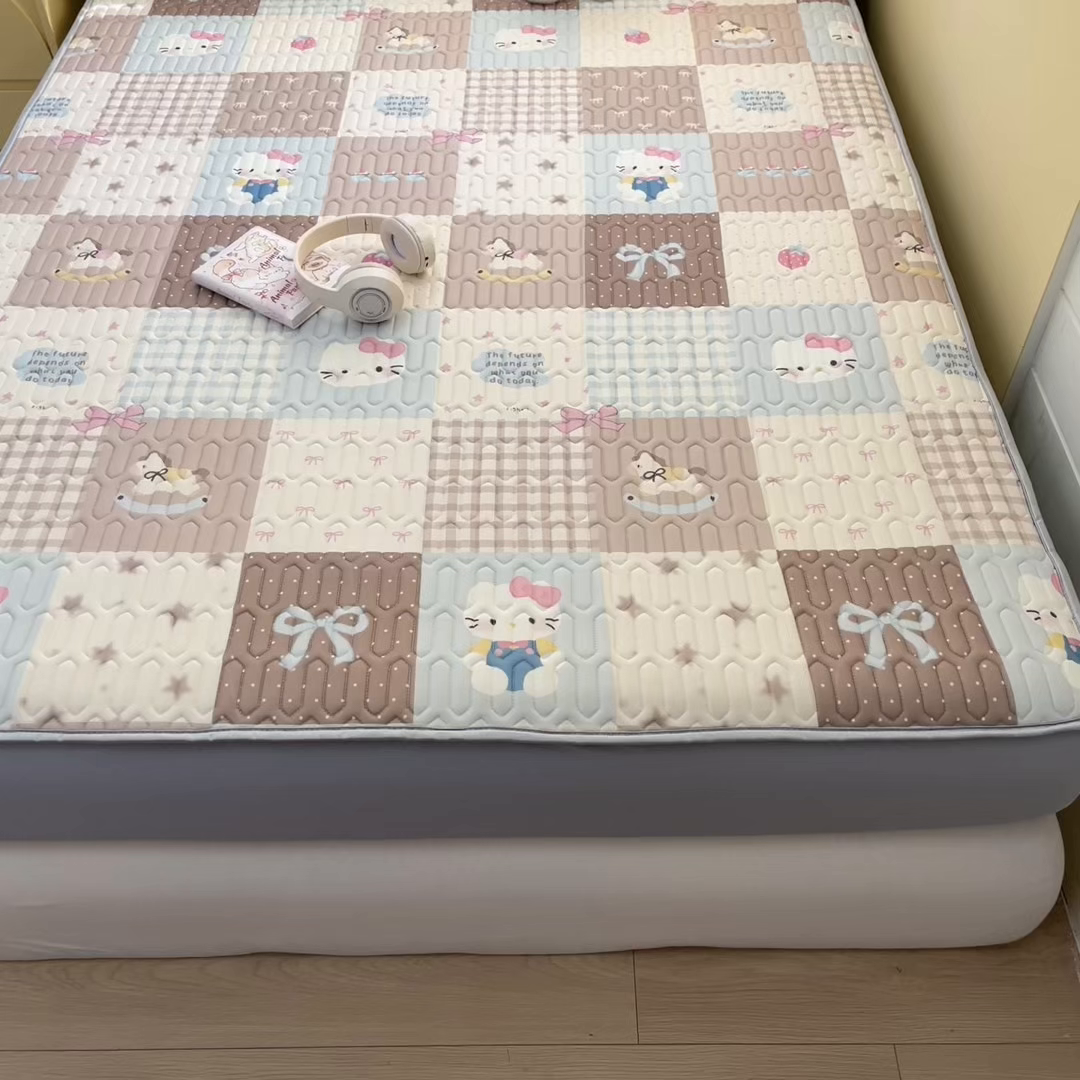 91家纺网 家纺一手货源 找家纺 摩妮卡 2026春夏新款凉感丝印花小清新乳胶凉席席子床笠款三件套 可爱甜心