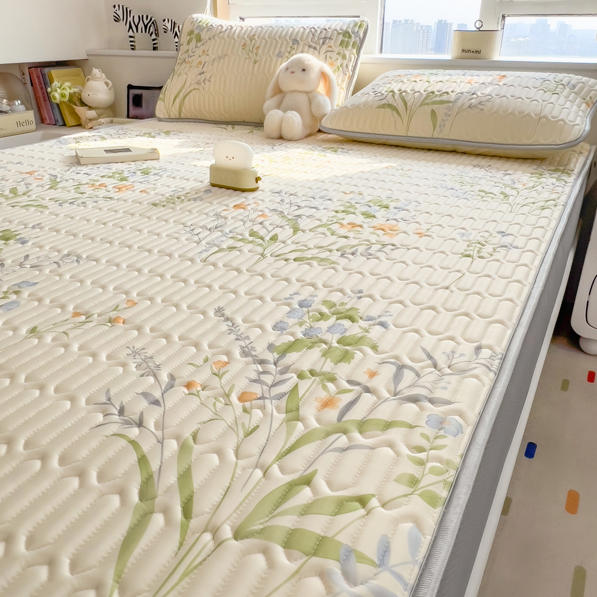 91家纺网 家纺一手货源 找家纺 摩妮卡 2026春夏新款凉感丝印花小清新乳胶凉席席子床笠款三件套 绿意盎然