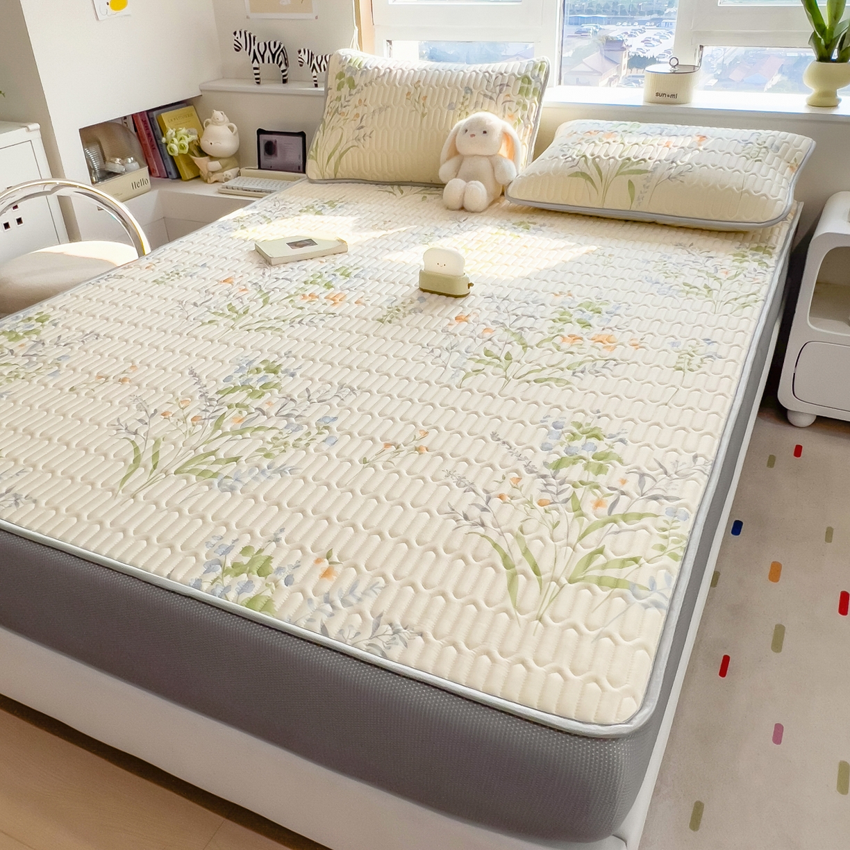 91家纺网 家纺一手货源 找家纺 摩妮卡 2026春夏新款凉感丝印花小清新乳胶凉席席子床笠款三件套 绿意盎然