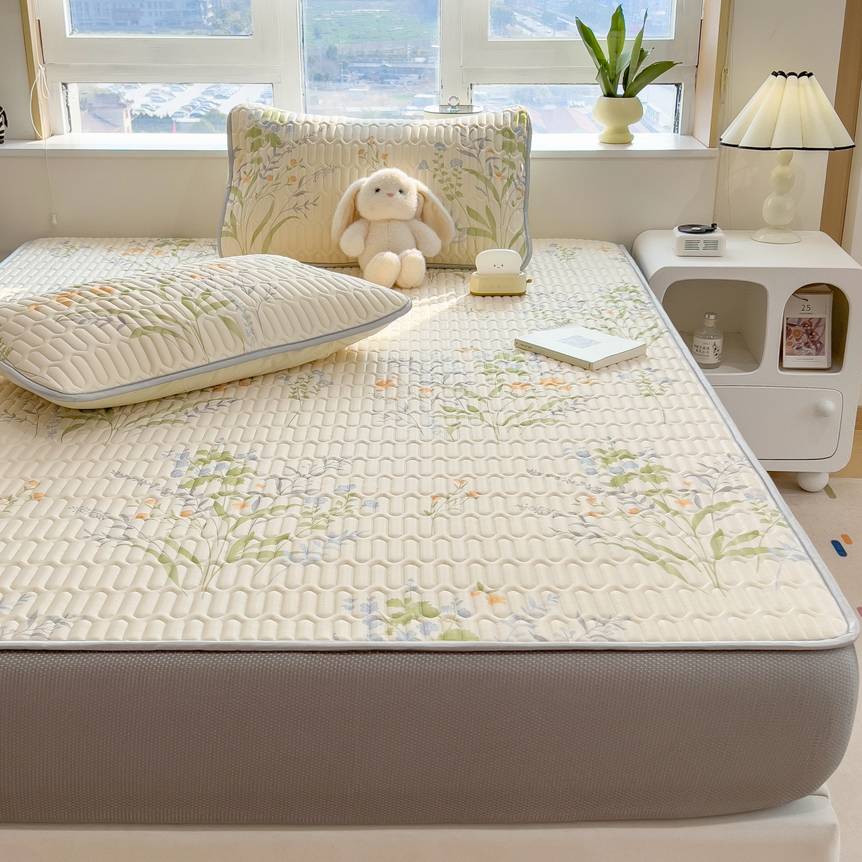 91家纺网 家纺一手货源 找家纺 摩妮卡 2026春夏新款凉感丝印花小清新乳胶凉席席子床笠款三件套 绿意盎然