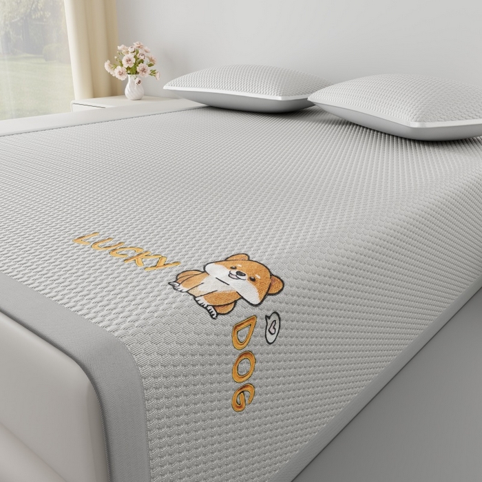 91家纺网 家纺一手货源 找家纺 好福居 2026新款PE冰豆豆席-床笠款-床席款凉席三件套 幸运小狗-灰床席款