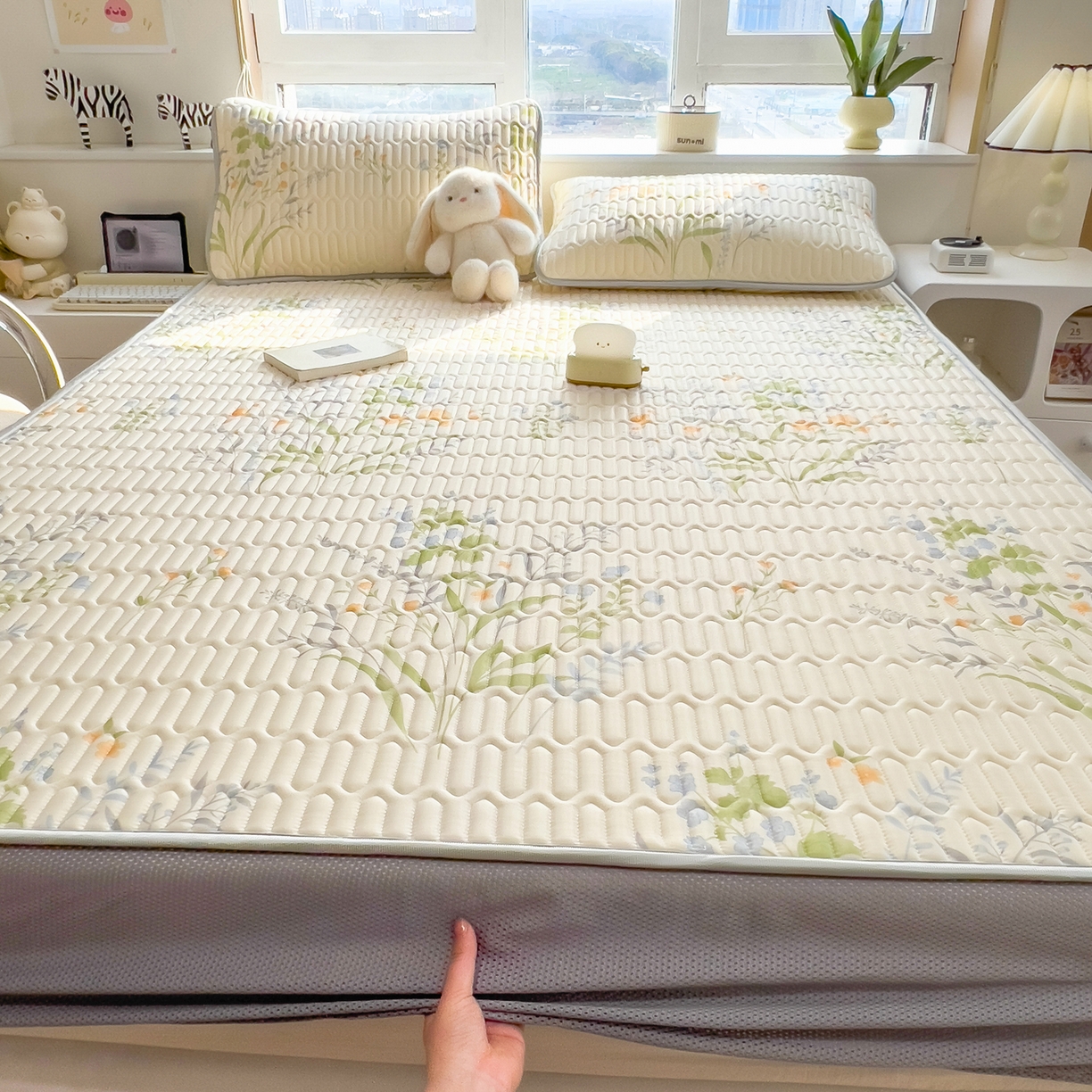 91家纺网 家纺一手货源 找家纺 摩妮卡 2026春夏新款凉感丝印花小清新乳胶凉席席子床笠款三件套 绿意盎然