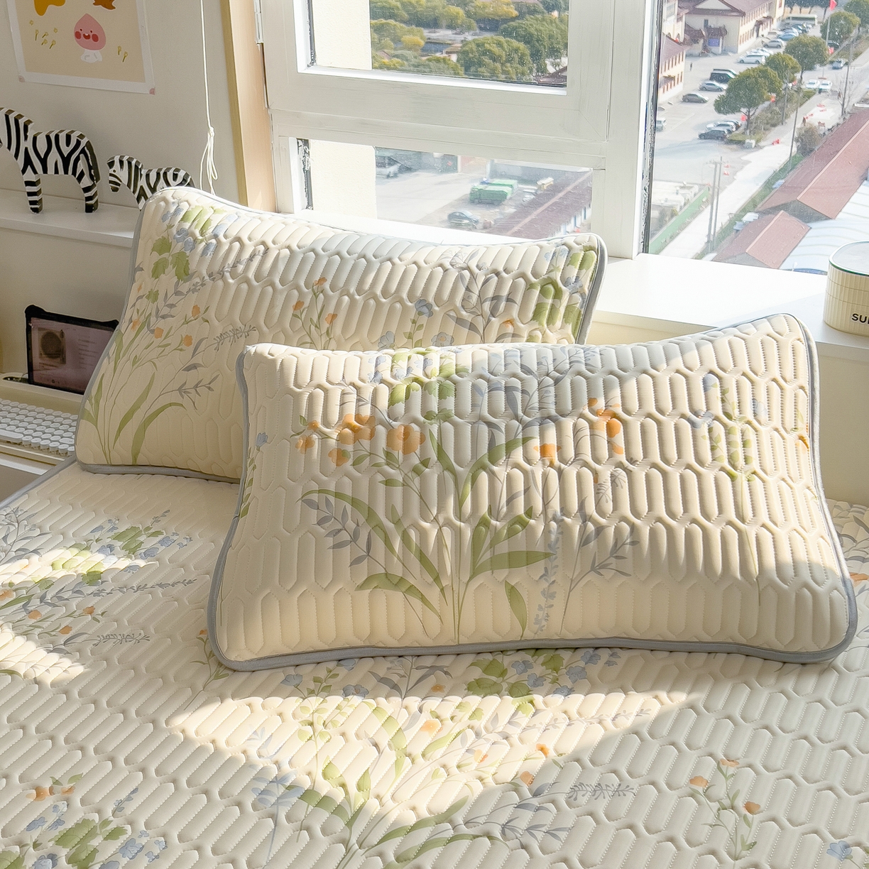 91家纺网 家纺一手货源 找家纺 摩妮卡 2026春夏新款凉感丝印花小清新乳胶凉席席子床笠款三件套 绿意盎然