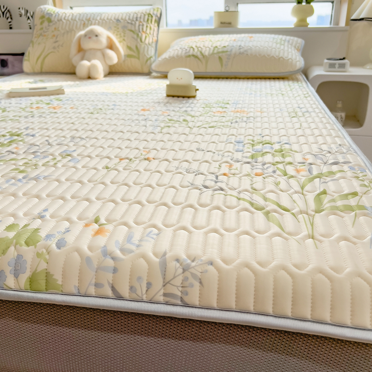 91家纺网 家纺一手货源 找家纺 摩妮卡 2026春夏新款凉感丝印花小清新乳胶凉席席子床笠款三件套 绿意盎然