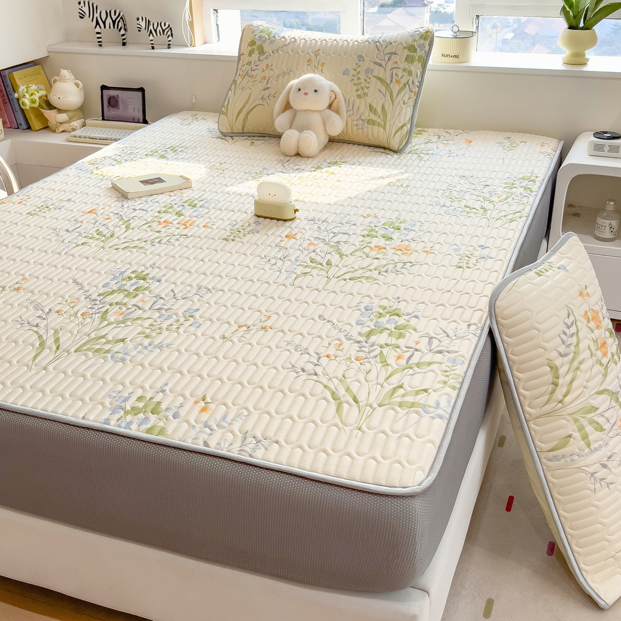 91家纺网 家纺一手货源 找家纺 摩妮卡 2026春夏新款凉感丝印花小清新乳胶凉席席子床笠款三件套 绿意盎然