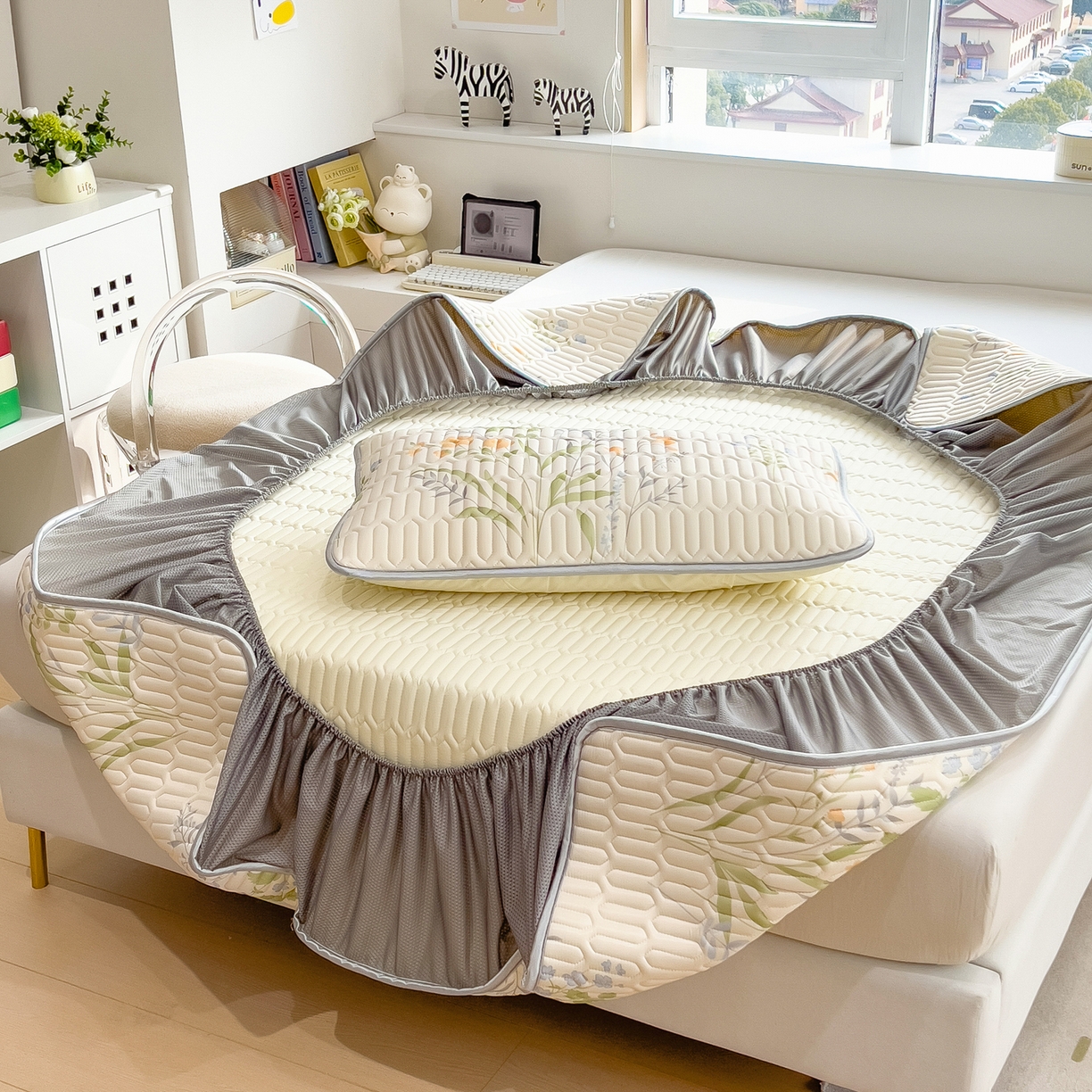 91家纺网 家纺一手货源 找家纺 摩妮卡 2026春夏新款凉感丝印花小清新乳胶凉席席子床笠款三件套 绿意盎然