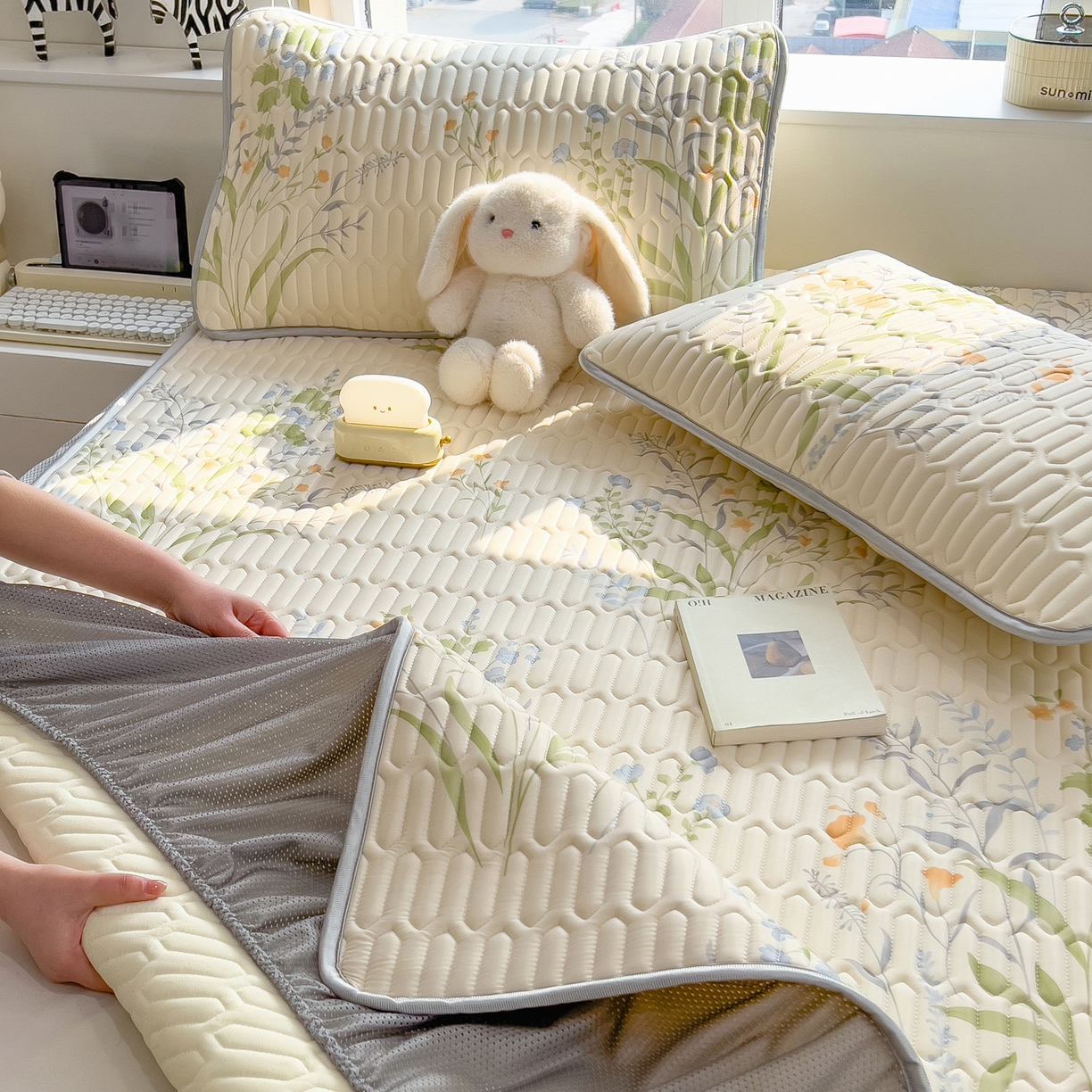 91家纺网 家纺一手货源 找家纺 摩妮卡 2026春夏新款凉感丝印花小清新乳胶凉席席子床笠款三件套 绿意盎然