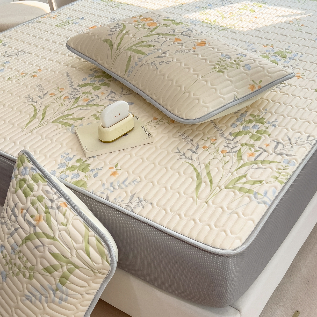 91家纺网 家纺一手货源 找家纺 摩妮卡 2026春夏新款凉感丝印花小清新乳胶凉席席子床笠款三件套 绿意盎然