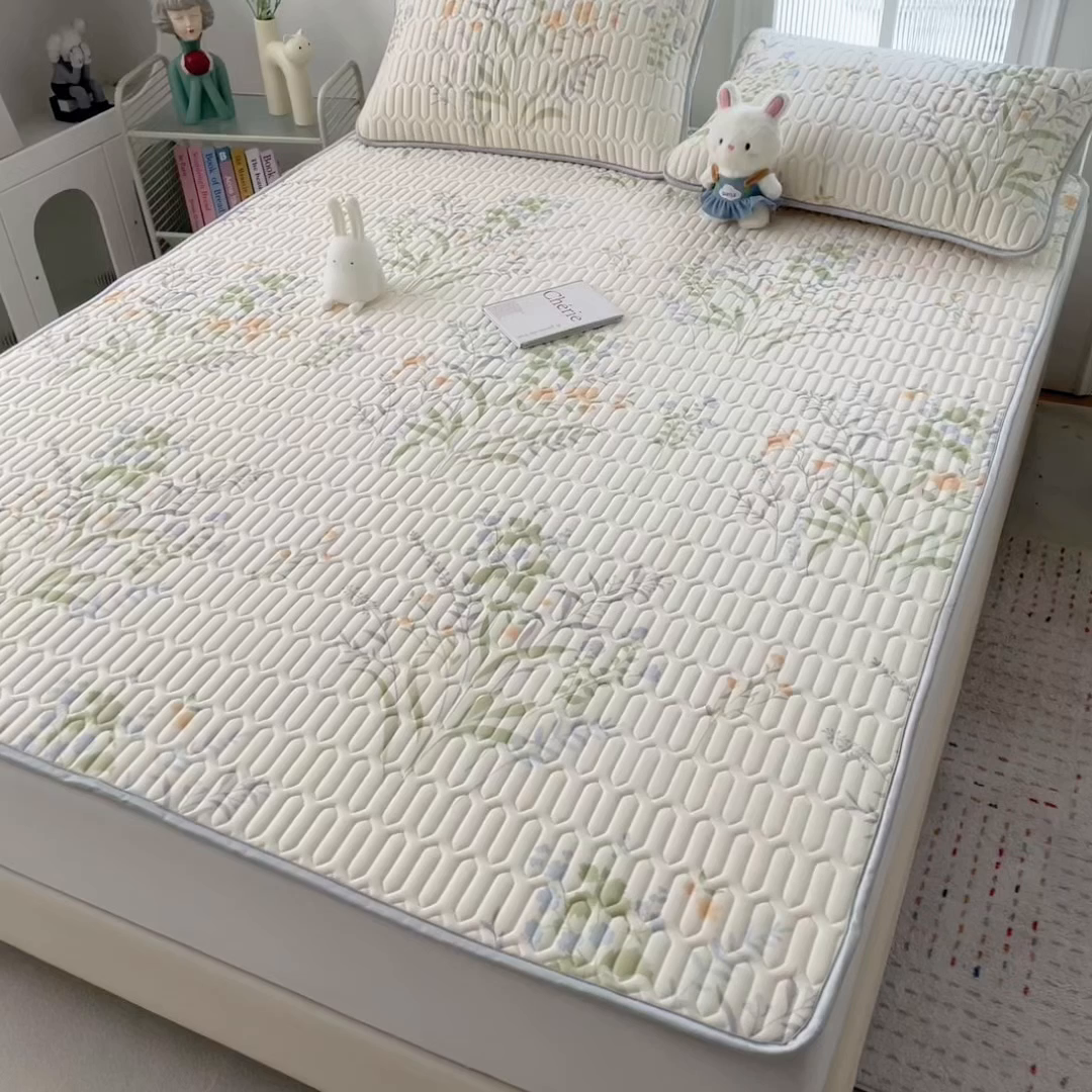 91家纺网 家纺一手货源 找家纺 摩妮卡 2026春夏新款凉感丝印花小清新乳胶凉席席子床笠款三件套 绿意盎然