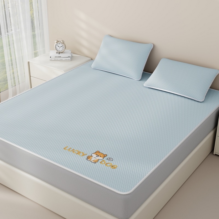 91家纺网 家纺一手货源 找家纺 好福居 2026新款PE冰豆豆席-床笠款-床席款凉席三件套 幸运小狗-蓝床笠款