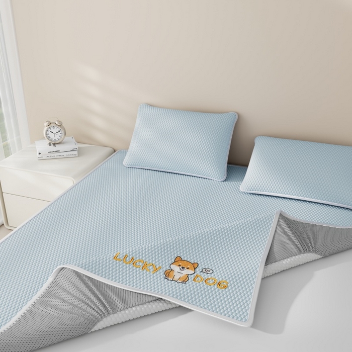91家纺网 家纺一手货源 找家纺 好福居 2026新款PE冰豆豆席-床笠款-床席款凉席三件套 幸运小狗-蓝床笠款