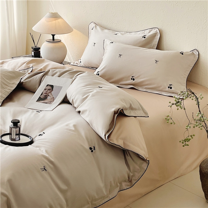 琪格格纺织 2026新款100s纯棉贡缎纯色长绒棉纯棉樱桃刺绣床上用品四件套 黑樱小甜-香槟