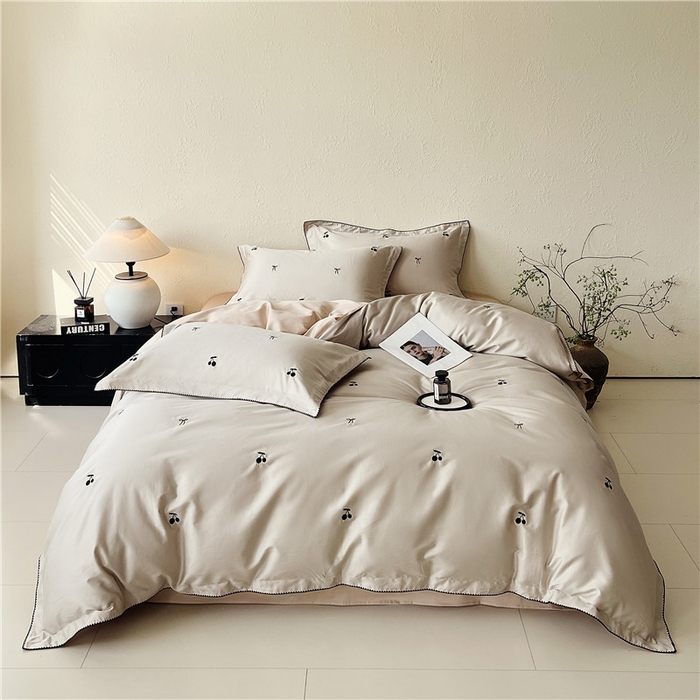 91家纺网 家纺一手货源 找家纺 琪格格纺织 2026新款100s纯棉贡缎纯色长绒棉纯棉樱桃刺绣床上用品四件套 黑樱小甜-香槟