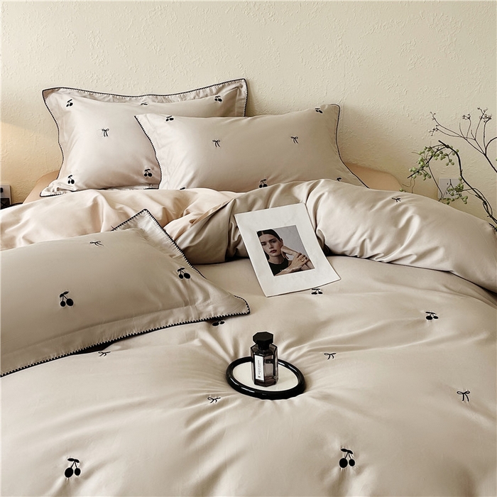 91家纺网 家纺一手货源 找家纺 琪格格纺织 2026新款100s纯棉贡缎纯色长绒棉纯棉樱桃刺绣床上用品四件套 黑樱小甜-香槟