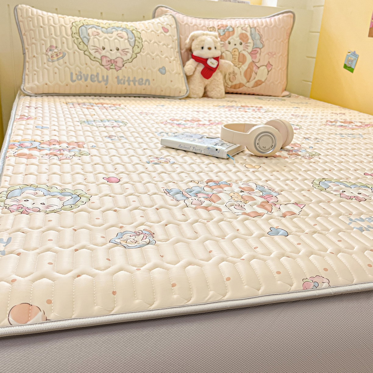 91家纺网 家纺一手货源 找家纺 摩妮卡 2026春夏新款凉感丝印花小清新乳胶凉席席子床笠款三件套 猫猫生活照