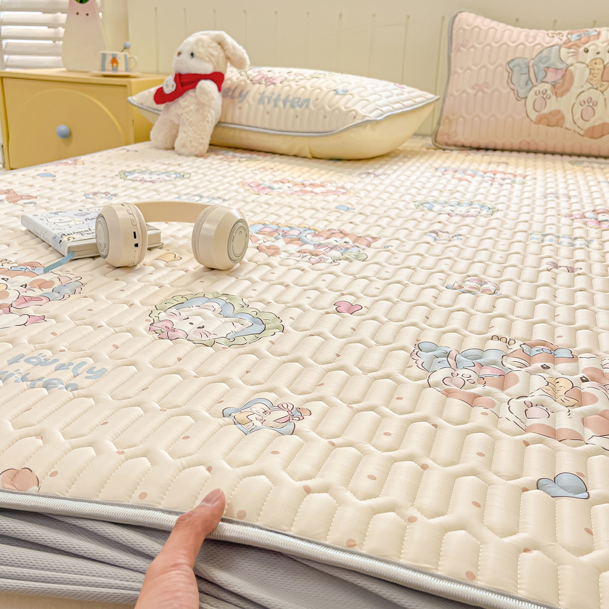 91家纺网 家纺一手货源 找家纺 摩妮卡 2026春夏新款凉感丝印花小清新乳胶凉席席子床笠款三件套 猫猫生活照