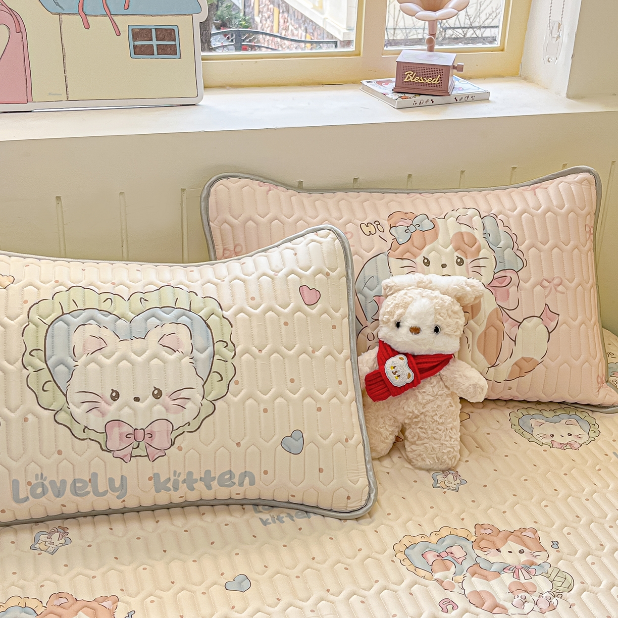 91家纺网 家纺一手货源 找家纺 摩妮卡 2026春夏新款凉感丝印花小清新乳胶凉席席子床笠款三件套 猫猫生活照