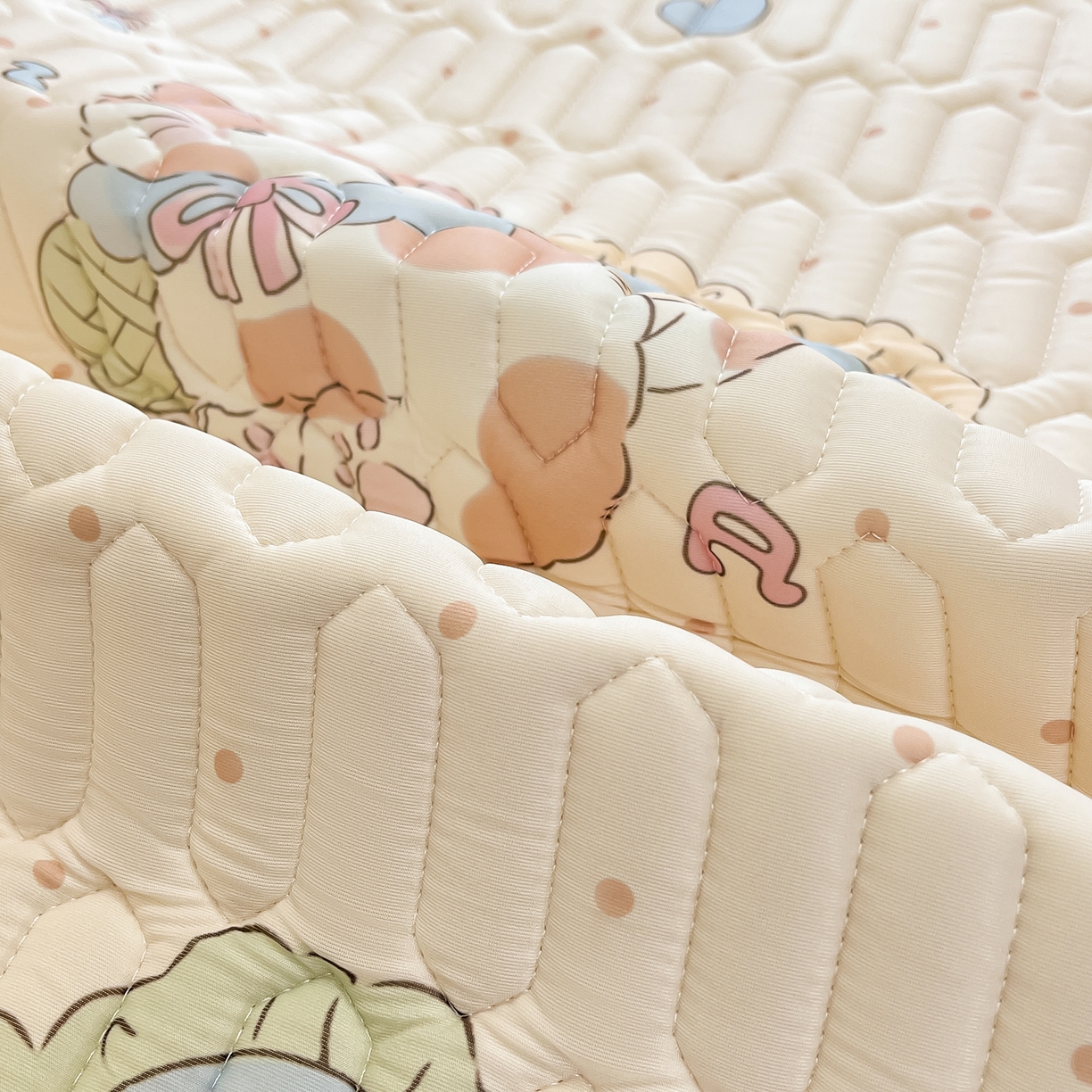 91家纺网 家纺一手货源 找家纺 摩妮卡 2026春夏新款凉感丝印花小清新乳胶凉席席子床笠款三件套 猫猫生活照