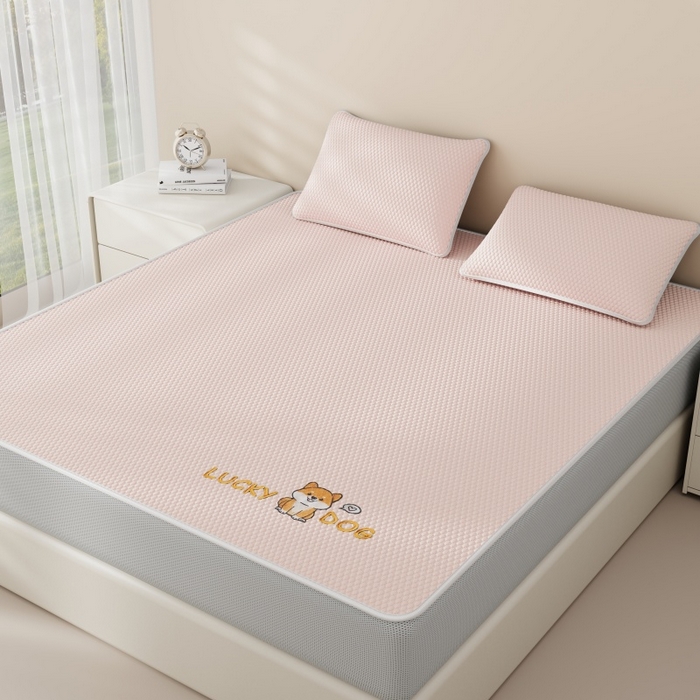 91家纺网 家纺一手货源 找家纺 好福居 2026新款PE冰豆豆席-床笠款-床席款凉席三件套 幸运小狗-粉床笠款