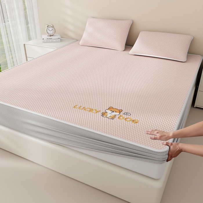 91家纺网 家纺一手货源 找家纺 好福居 2026新款PE冰豆豆席-床笠款-床席款凉席三件套 幸运小狗-粉床笠款