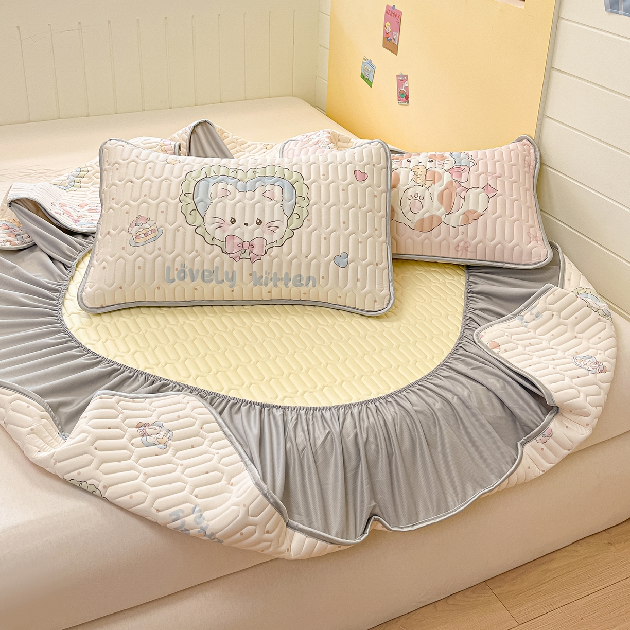 91家纺网 家纺一手货源 找家纺 摩妮卡 2026春夏新款凉感丝印花小清新乳胶凉席席子床笠款三件套 猫猫生活照