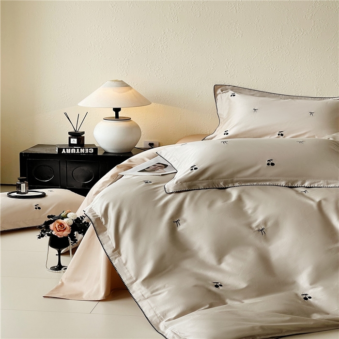 91家纺网 家纺一手货源 找家纺 琪格格纺织 2026新款100s纯棉贡缎纯色长绒棉纯棉樱桃刺绣床上用品四件套 黑樱小甜-香槟