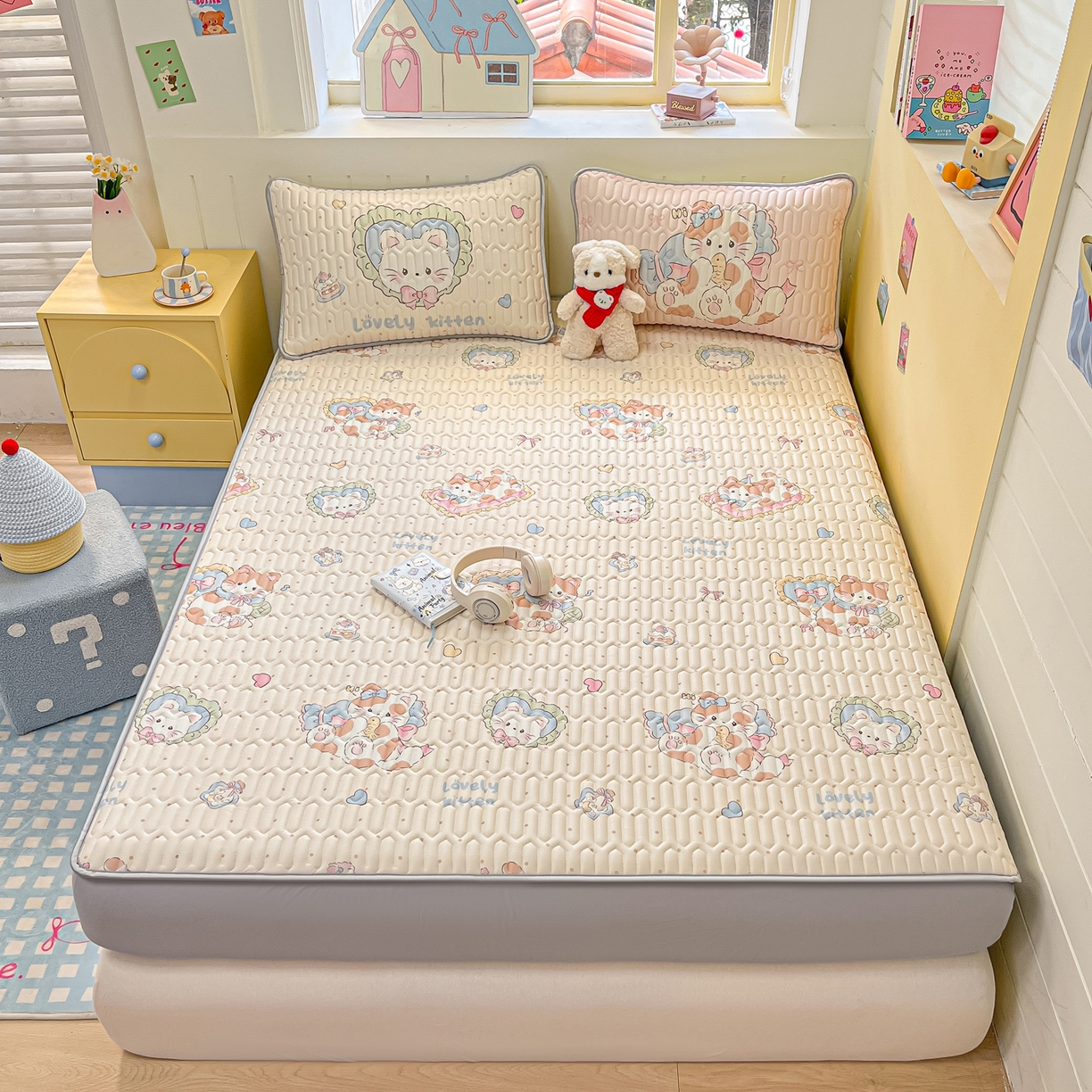 91家纺网 家纺一手货源 找家纺 摩妮卡 2026春夏新款凉感丝印花小清新乳胶凉席席子床笠款三件套 猫猫生活照