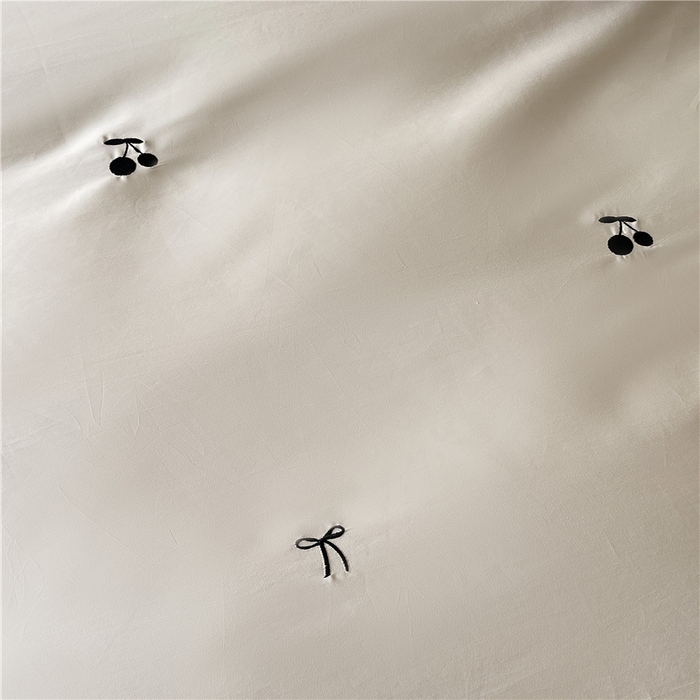 91家纺网 家纺一手货源 找家纺 琪格格纺织 2026新款100s纯棉贡缎纯色长绒棉纯棉樱桃刺绣床上用品四件套 黑樱小甜-香槟