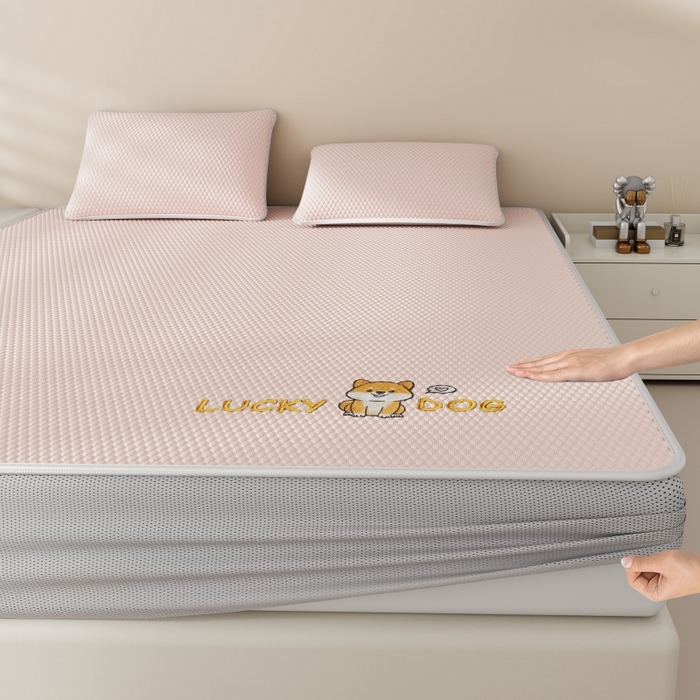 91家纺网 家纺一手货源 找家纺 好福居 2026新款PE冰豆豆席-床笠款-床席款凉席三件套 幸运小狗-粉床笠款