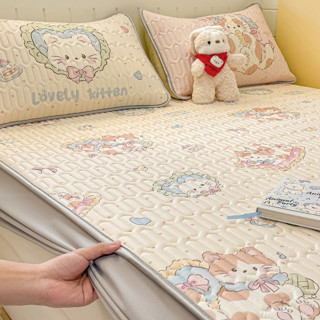 91家纺网 家纺一手货源 找家纺 摩妮卡 2026春夏新款凉感丝印花小清新乳胶凉席席子床笠款三件套 猫猫生活照