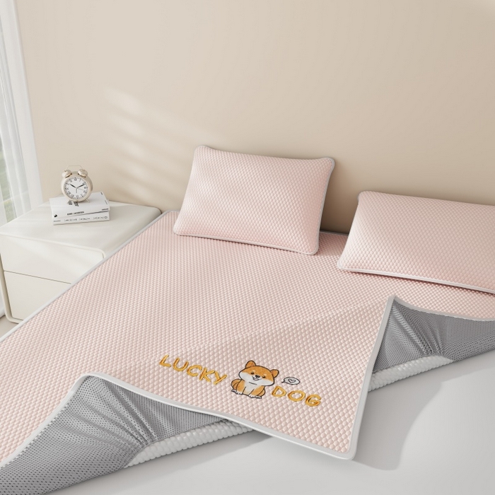 91家纺网 家纺一手货源 找家纺 好福居 2026新款PE冰豆豆席-床笠款-床席款凉席三件套 幸运小狗-粉床笠款