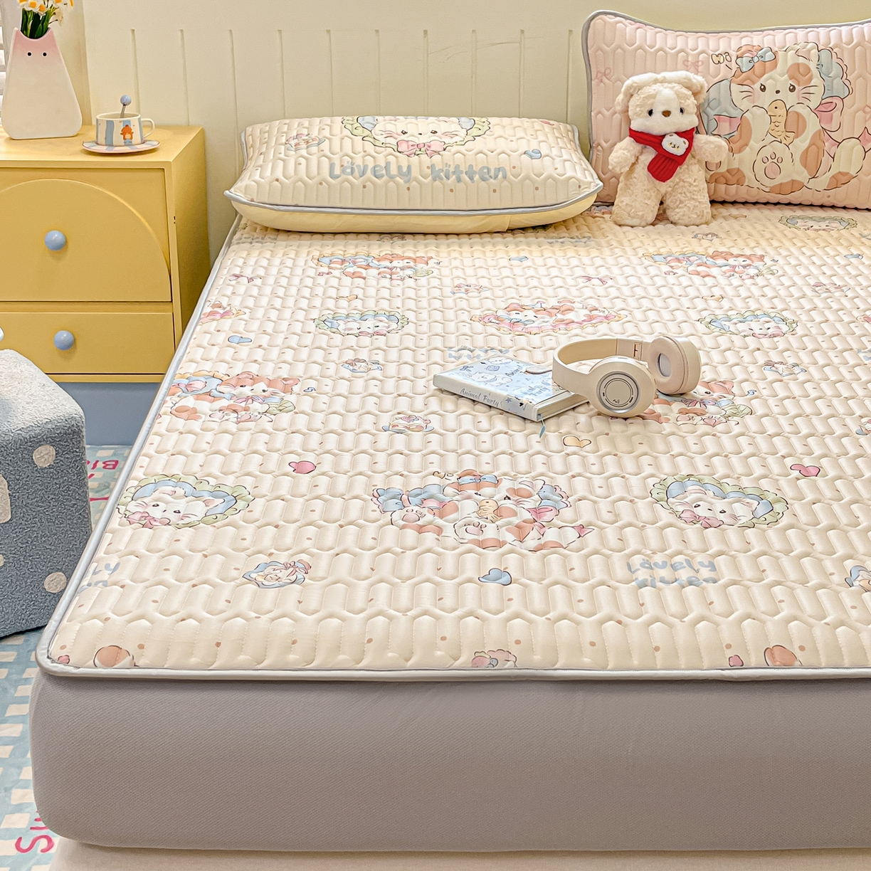 91家纺网 家纺一手货源 找家纺 摩妮卡 2026春夏新款凉感丝印花小清新乳胶凉席席子床笠款三件套 猫猫生活照