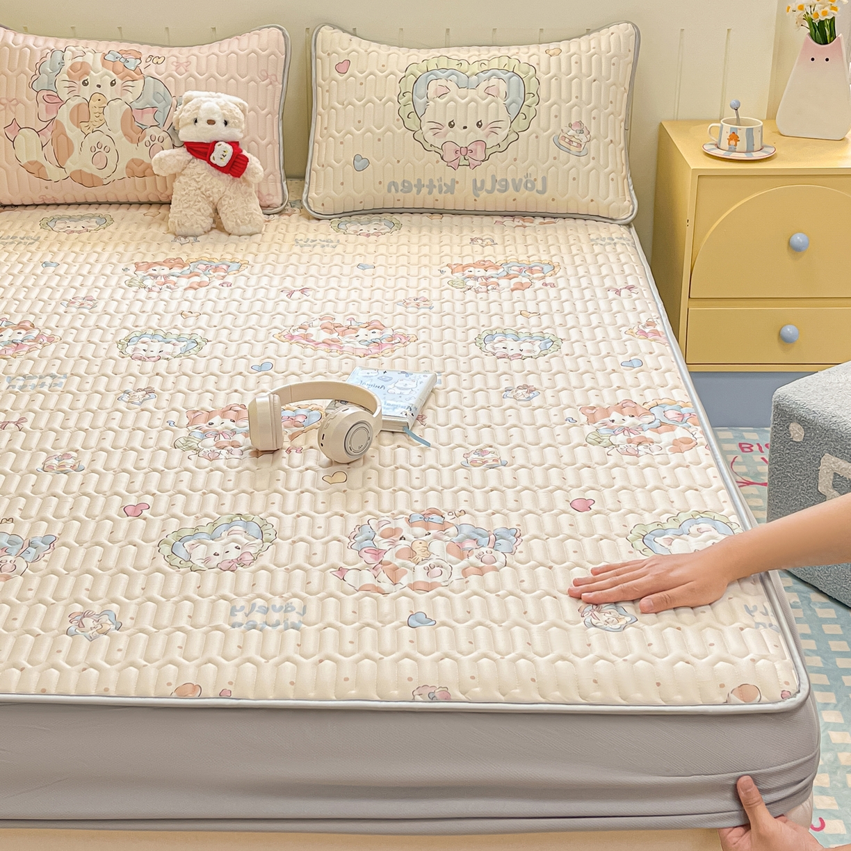 91家纺网 家纺一手货源 找家纺 摩妮卡 2026春夏新款凉感丝印花小清新乳胶凉席席子床笠款三件套 猫猫生活照