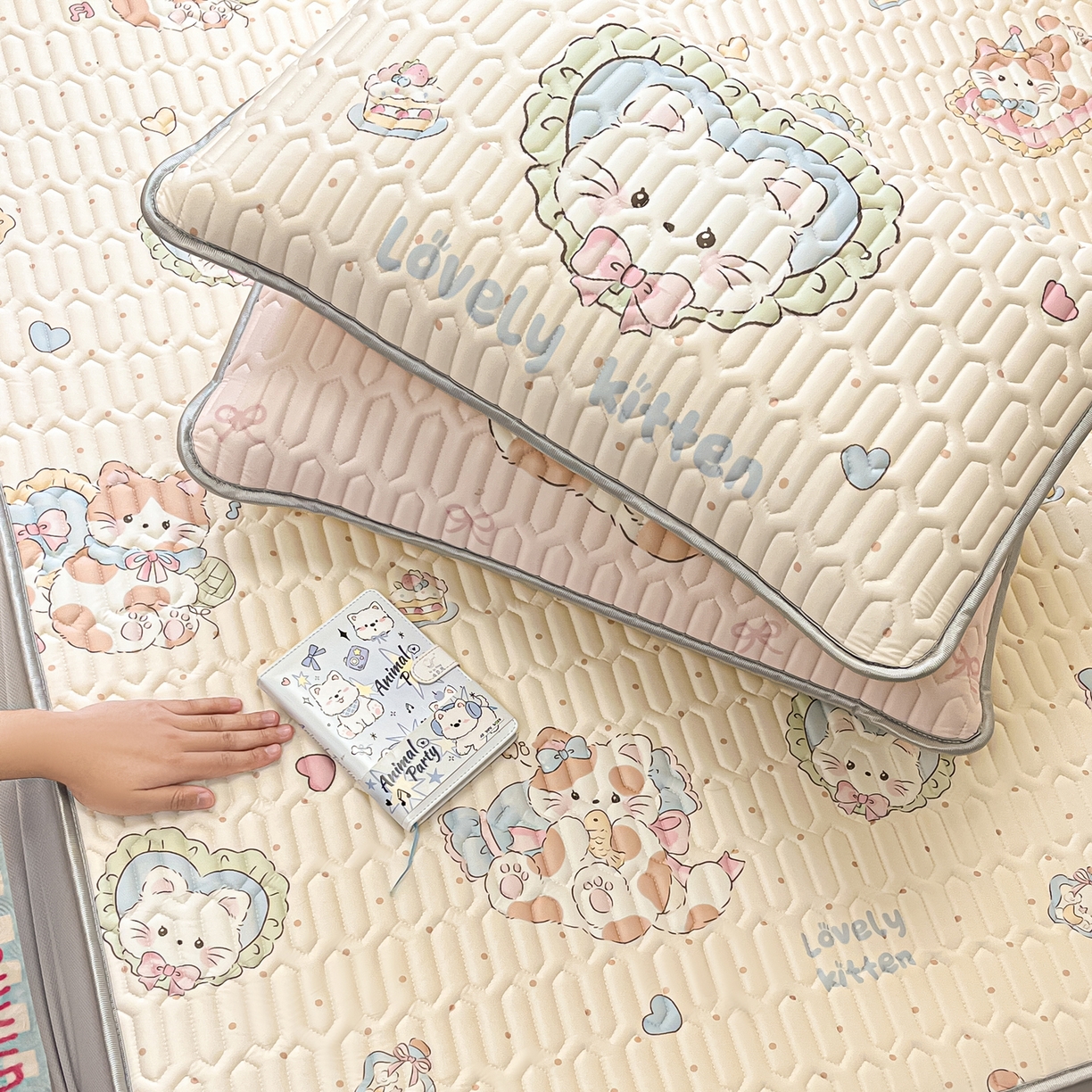 91家纺网 家纺一手货源 找家纺 摩妮卡 2026春夏新款凉感丝印花小清新乳胶凉席席子床笠款三件套 猫猫生活照