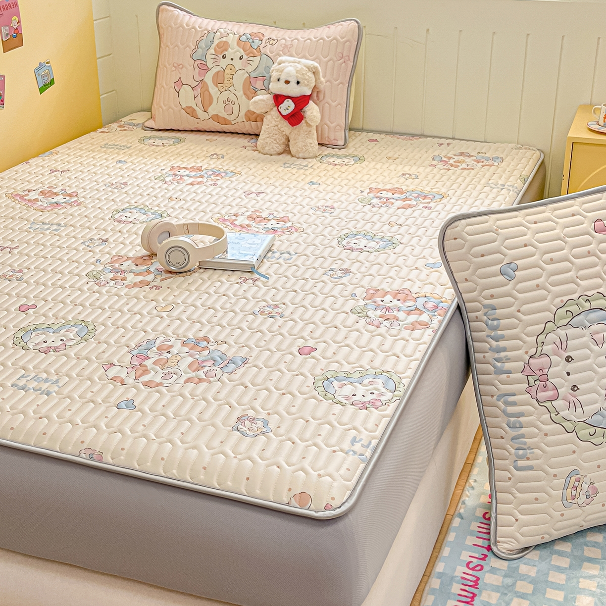 91家纺网 家纺一手货源 找家纺 摩妮卡 2026春夏新款凉感丝印花小清新乳胶凉席席子床笠款三件套 猫猫生活照