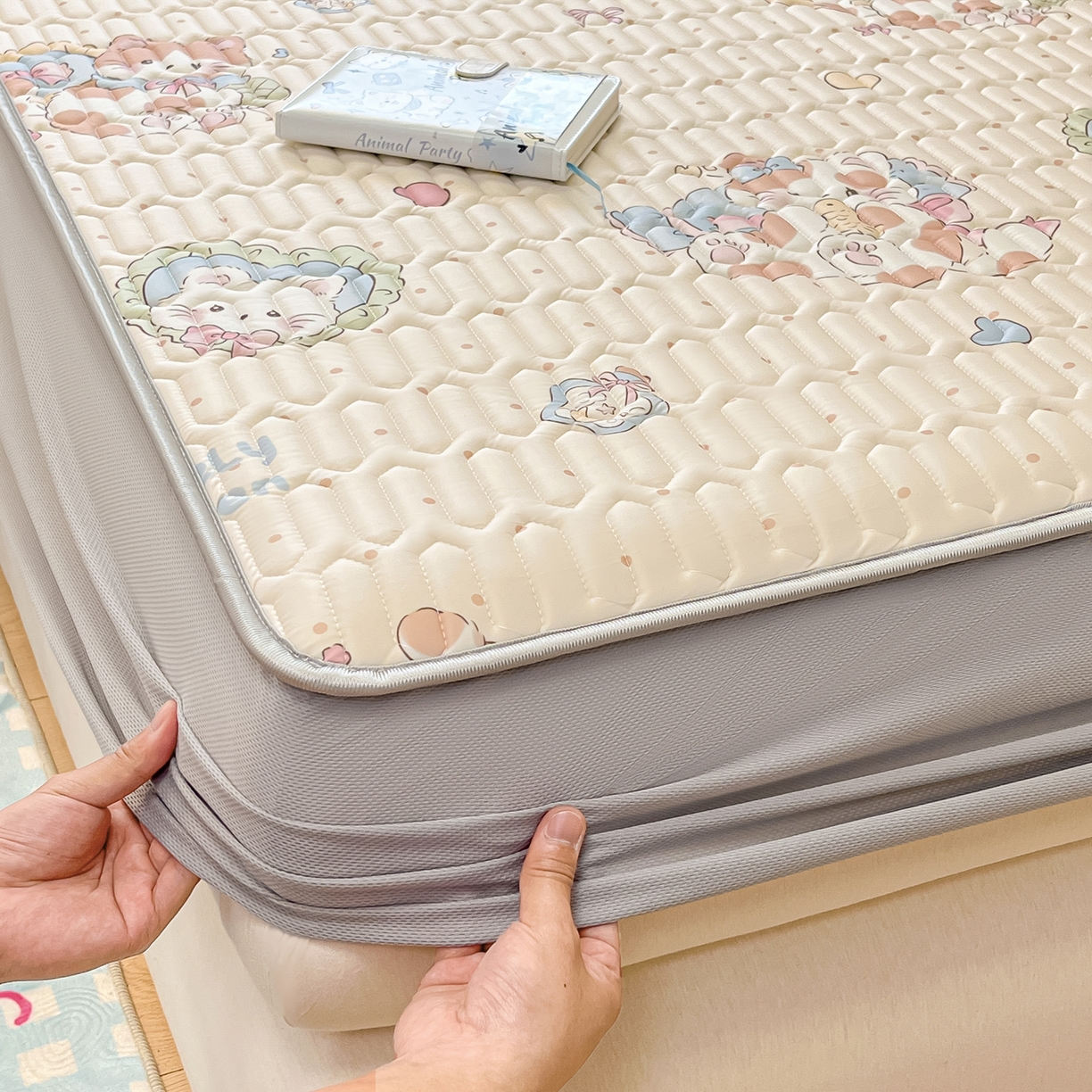 91家纺网 家纺一手货源 找家纺 摩妮卡 2026春夏新款凉感丝印花小清新乳胶凉席席子床笠款三件套 猫猫生活照