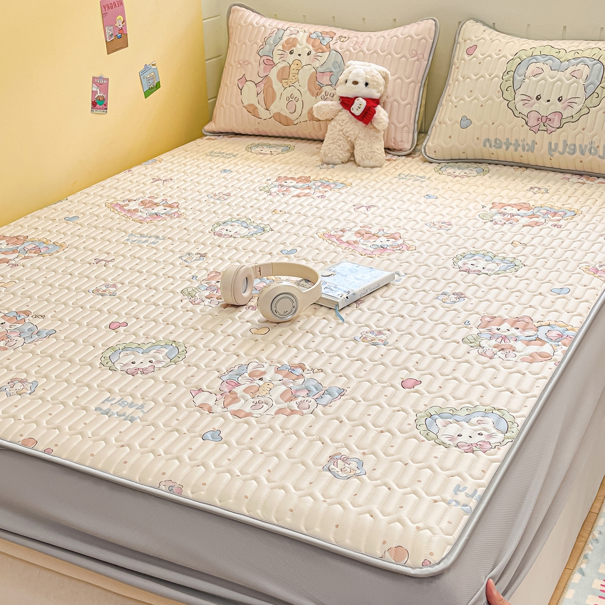 91家纺网 家纺一手货源 找家纺 摩妮卡 2026春夏新款凉感丝印花小清新乳胶凉席席子床笠款三件套 猫猫生活照