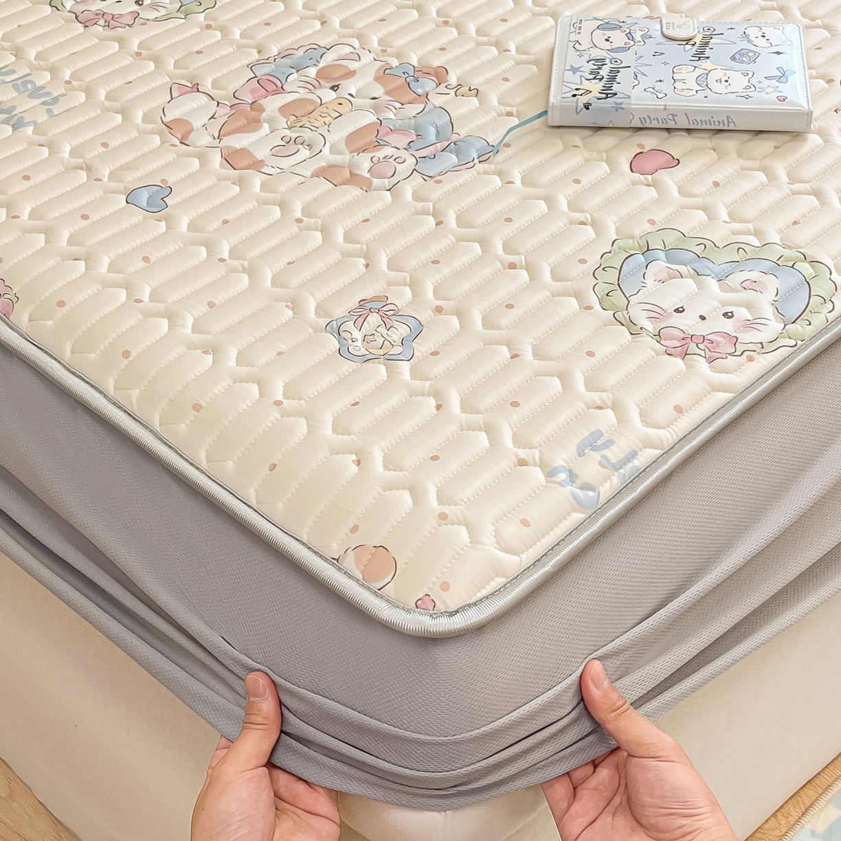 91家纺网 家纺一手货源 找家纺 摩妮卡 2026春夏新款凉感丝印花小清新乳胶凉席席子床笠款三件套 猫猫生活照