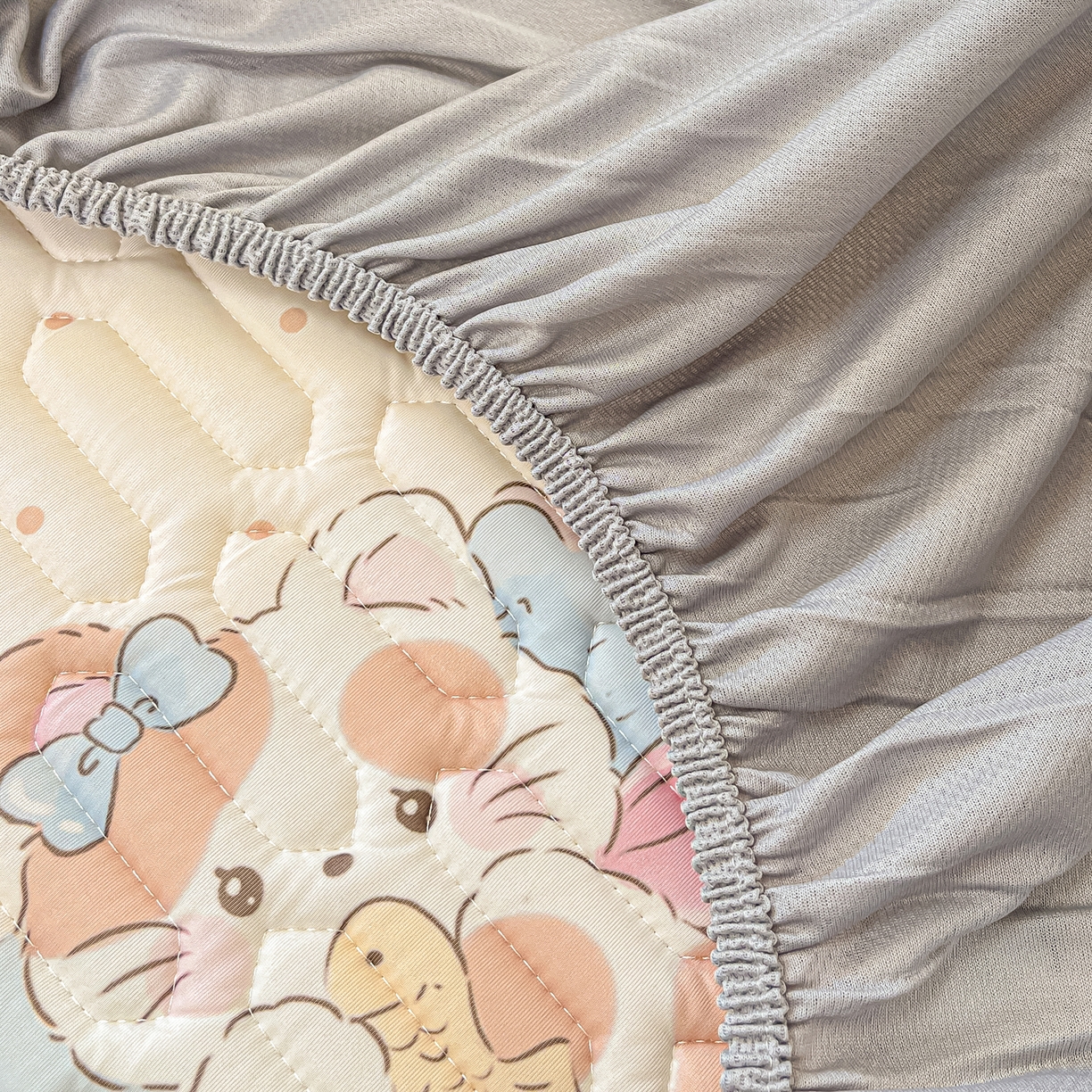 91家纺网 家纺一手货源 找家纺 摩妮卡 2026春夏新款凉感丝印花小清新乳胶凉席席子床笠款三件套 猫猫生活照