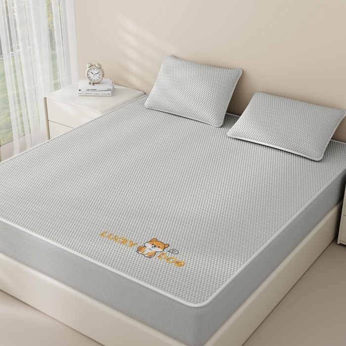 91家纺网 家纺一手货源 找家纺 好福居 2026新款PE冰豆豆席-床笠款-床席款凉席三件套 幸运小狗-灰床笠款