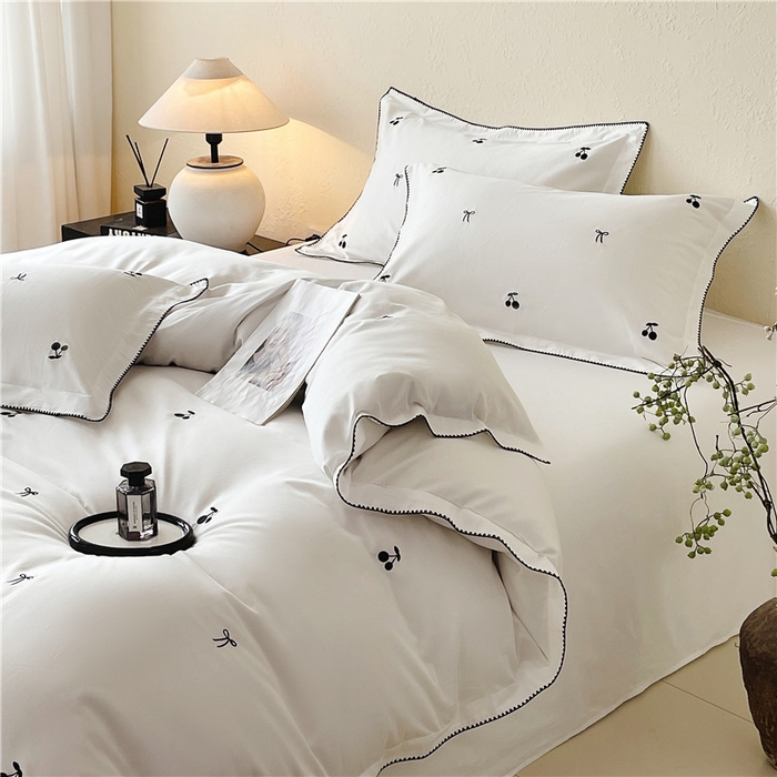 琪格格纺织 2026新款100s纯棉贡缎纯色长绒棉纯棉樱桃刺绣床上用品四件套 黑樱小甜-白釉