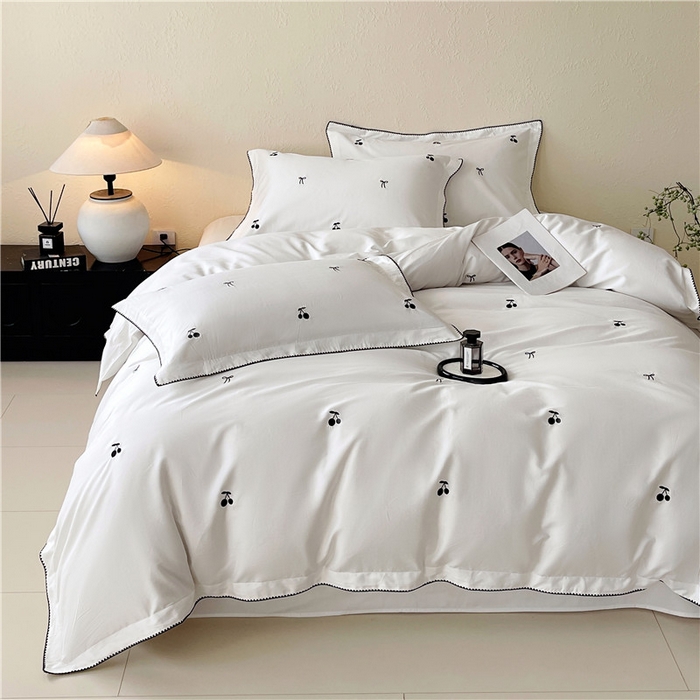 91家纺网 家纺一手货源 找家纺 琪格格纺织 2026新款100s纯棉贡缎纯色长绒棉纯棉樱桃刺绣床上用品四件套 黑樱小甜-白釉