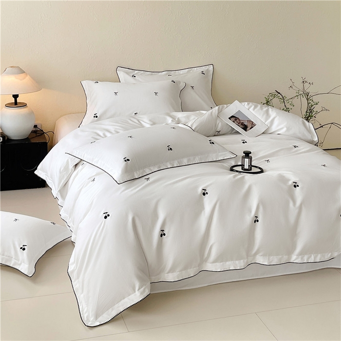 91家纺网 家纺一手货源 找家纺 琪格格纺织 2026新款100s纯棉贡缎纯色长绒棉纯棉樱桃刺绣床上用品四件套 黑樱小甜-白釉