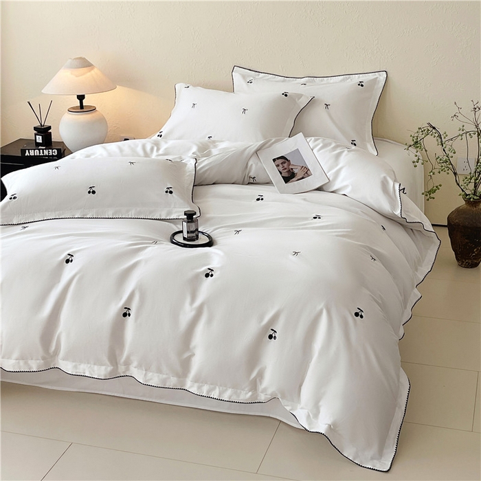 91家纺网 家纺一手货源 找家纺 琪格格纺织 2026新款100s纯棉贡缎纯色长绒棉纯棉樱桃刺绣床上用品四件套 黑樱小甜-白釉