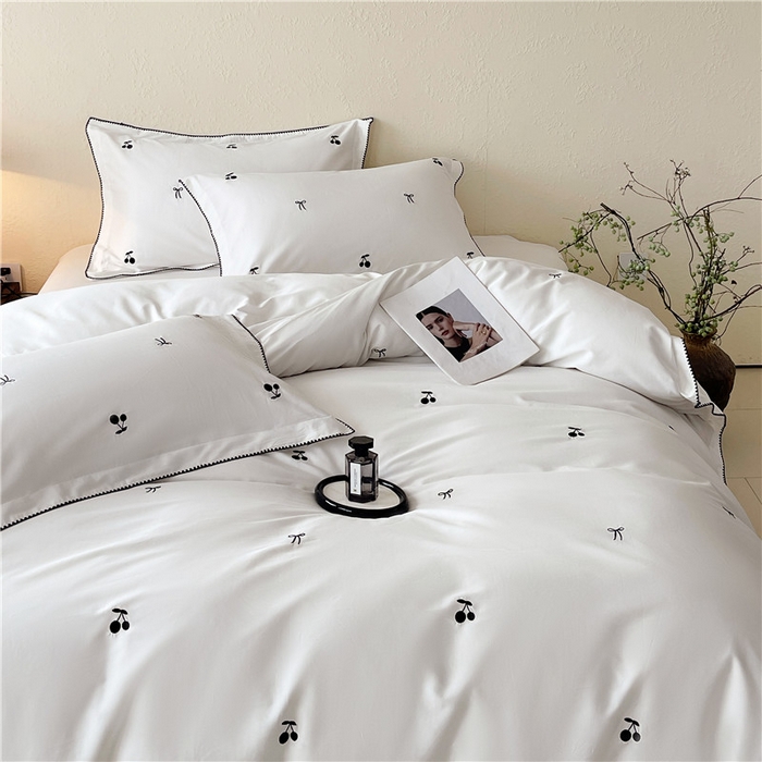 91家纺网 家纺一手货源 找家纺 琪格格纺织 2026新款100s纯棉贡缎纯色长绒棉纯棉樱桃刺绣床上用品四件套 黑樱小甜-白釉