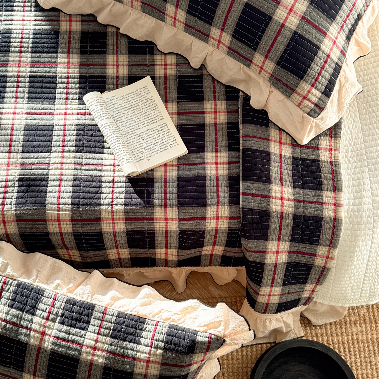 91家纺网 家纺一手货源 找家纺 欣宜家纺 2026新款全棉色织水洗棉床盖三件套 英伦格纹