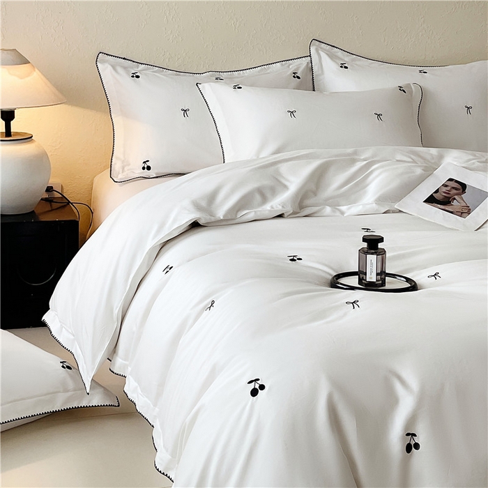 91家纺网 家纺一手货源 找家纺 琪格格纺织 2026新款100s纯棉贡缎纯色长绒棉纯棉樱桃刺绣床上用品四件套 黑樱小甜-白釉