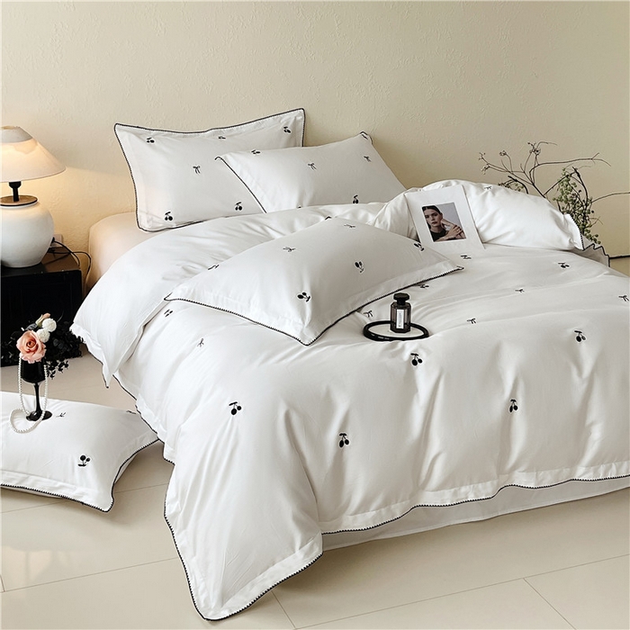 91家纺网 家纺一手货源 找家纺 琪格格纺织 2026新款100s纯棉贡缎纯色长绒棉纯棉樱桃刺绣床上用品四件套 黑樱小甜-白釉