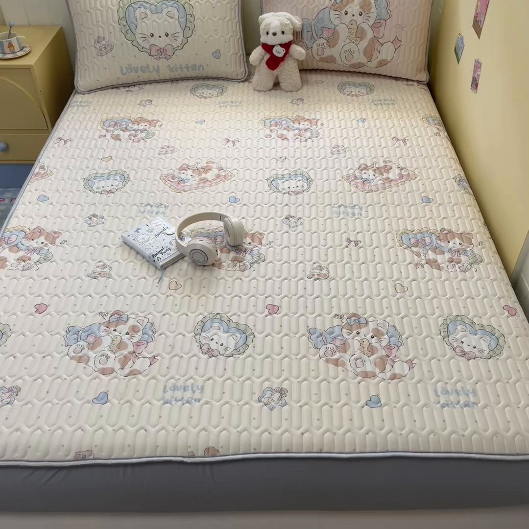 91家纺网 家纺一手货源 找家纺 摩妮卡 2026春夏新款凉感丝印花小清新乳胶凉席席子床笠款三件套 猫猫生活照